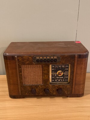 Vintage tabletop radio from the mid