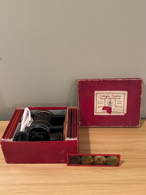 'Laterna Magica' magic lantern set in its original red box