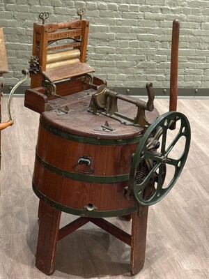 Wooden washing apparatus with a cylindrical