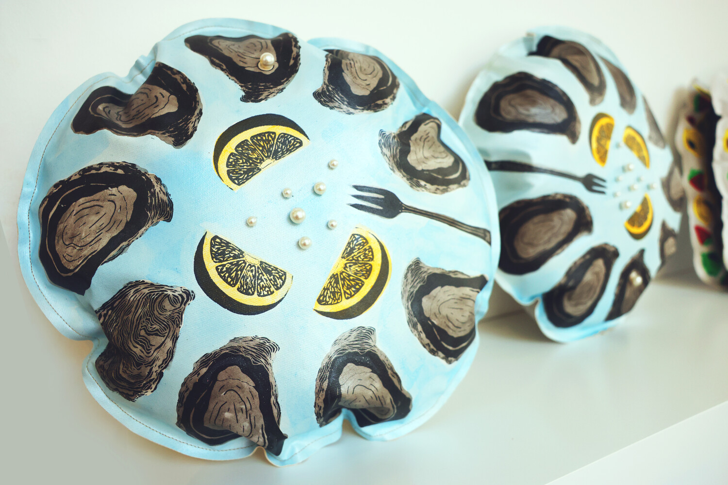 Mary Anne Carter, BIVALVKUDDE (Oyster platter pillow)